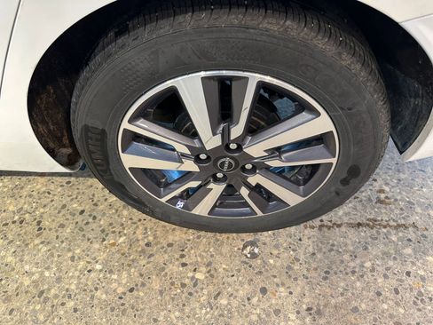 Used 2025 Nissan Versa SV image 29