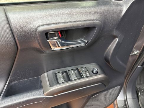 Used 2021 Toyota Tacoma TRD Off-Road w/ Technology Package image 22