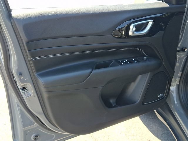 Used 2023 Jeep Compass Latitude w/ Sun and Sound Group AWD/4WD image 12
