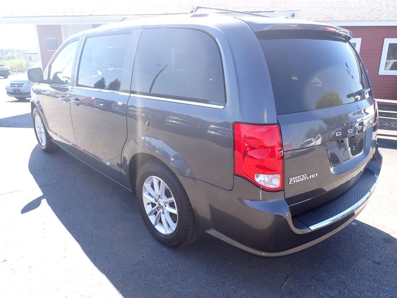 Used 2018 Dodge Grand Caravan SXT FWD image 4