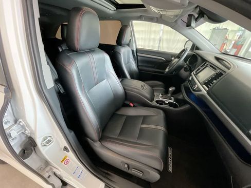 Used 2019 Toyota Highlander SE w/ Carpet Mat Package (TMS) AWD/4WD image 26