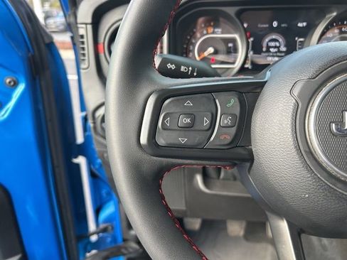 Used 2024 Jeep Gladiator Rubicon w/ Technology Group image 17
