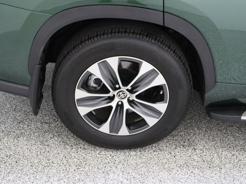 Certified 2025 Toyota Highlander XLE FWD image 6