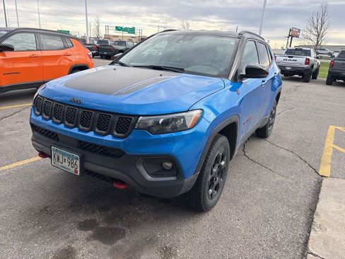 Used 2023 Jeep Compass Trailhawk w/ Trailhawk Convenience Group AWD/4WD image 2