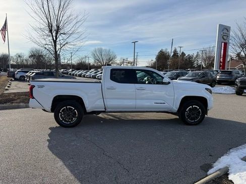 Used 2025 Toyota Tacoma SR5 image 4