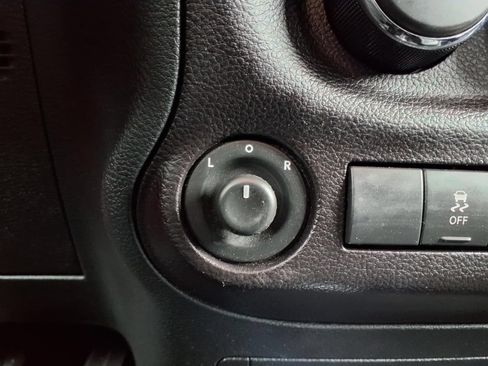 Used 2018 Jeep Wrangler Rubicon w/ Power Convenience Group AWD/4WD image 25