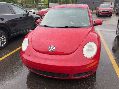 Used 2008 Volkswagen Beetle Coupe FWD image 2