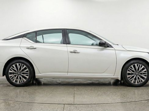 Used 2025 Nissan Altima 2.5 SV FWD image 11