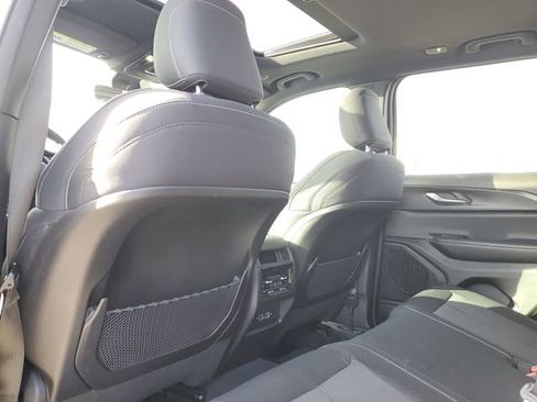 Used 2025 Jeep Grand Cherokee Laredo X image 11