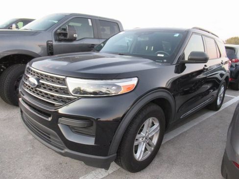 Used 2020 Ford Explorer XLT image 3