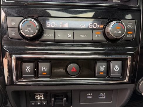 Used 2021 Nissan Titan Platinum Reserve w/ Moonroof Package AWD/4WD image 25