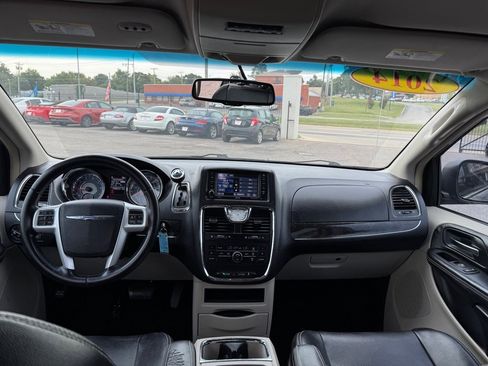 Used 2014 Chrysler Town & Country Touring image 11