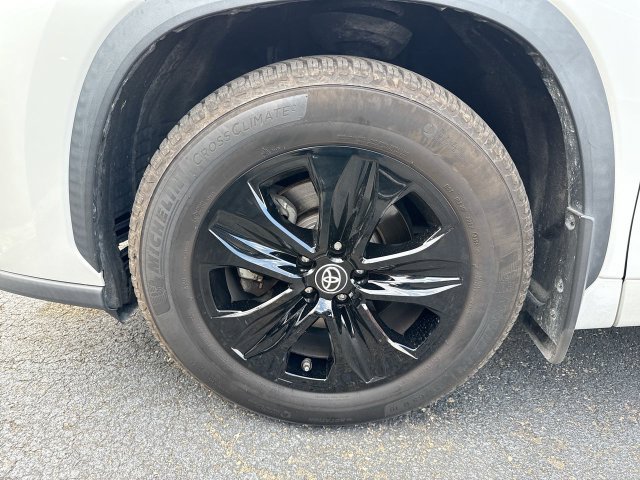Used 2022 Toyota Highlander XLE AWD/4WD image 7