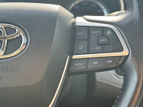 Used 2022 Toyota Highlander XLE image 22