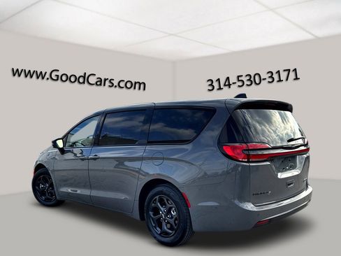 Certified 2023 Chrysler Pacifica Limited w/ S Appearance Package image 4