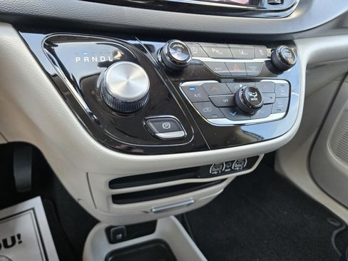 Used 2023 Chrysler Pacifica Touring-L FWD image 11