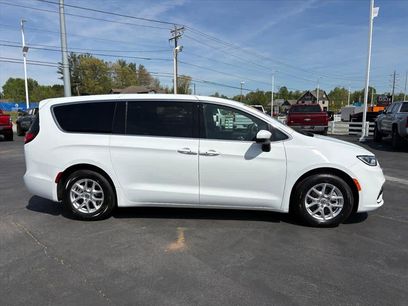 Used 2023 Chrysler Pacifica Touring