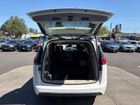 Used 2022 Chrysler Pacifica Touring-L FWD image 8