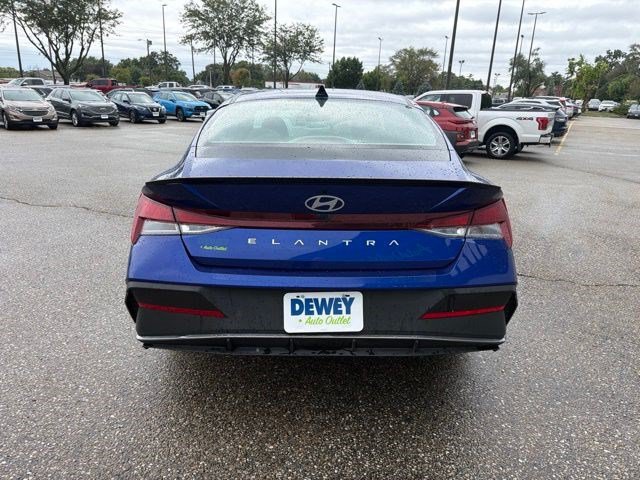 Used 2025 Hyundai Elantra Sport FWD image 4
