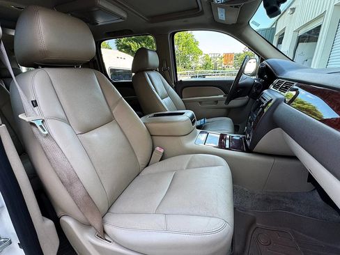 Used 2010 Chevrolet Suburban LTZ RWD image 21