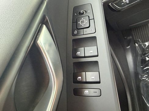 Used 2024 Kia Niro EX image 28