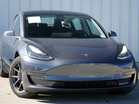 Used 2020 Tesla Model 3 Standard Range Plus image 2