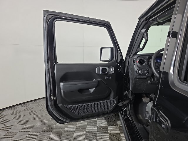 Used 2026 Jeep Gladiator Rubicon w/ Steel Power Dome Hood Package AWD/4WD image 23