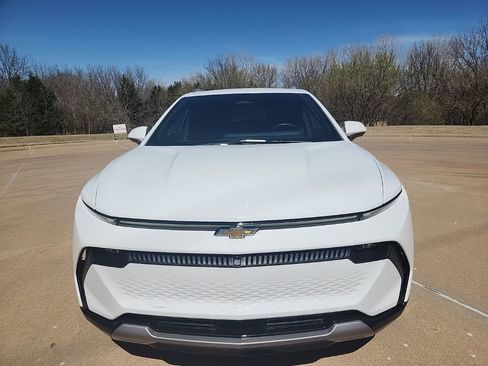 Certified 2025 Chevrolet Equinox EV LT w/ Convenience Package image 3