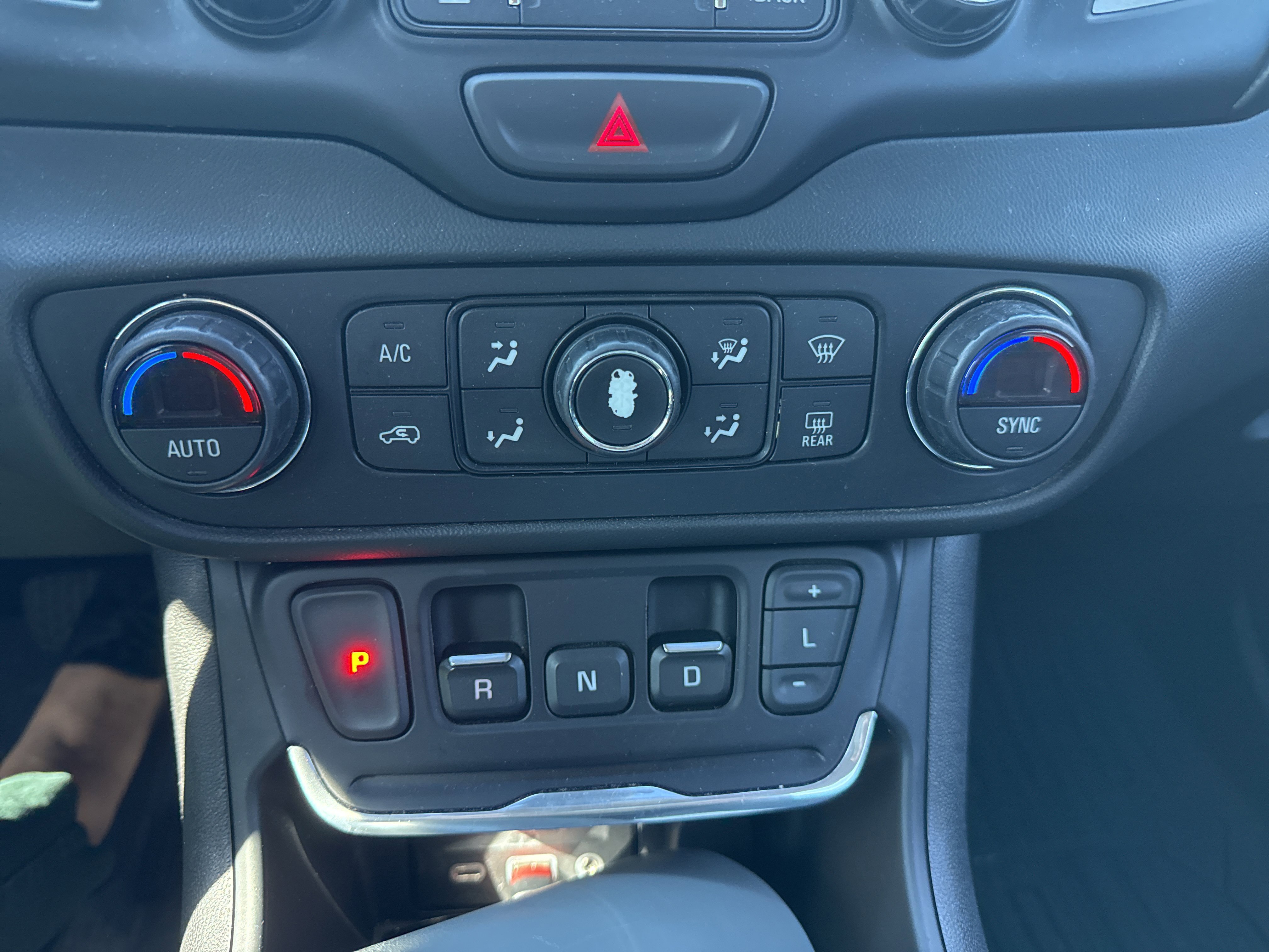 Used 2021 GMC Terrain SLT w/ Infotainment Package II AWD/4WD image 3
