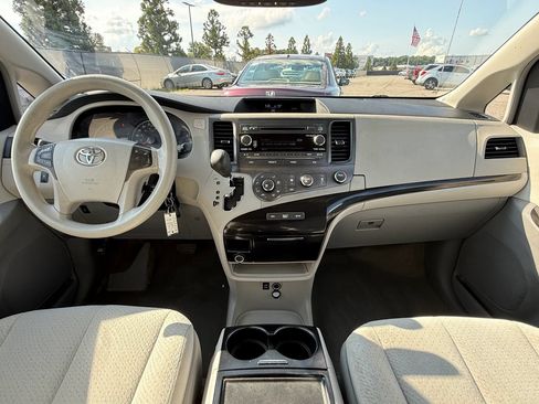 Used 2012 Toyota Sienna LE FWD image 3