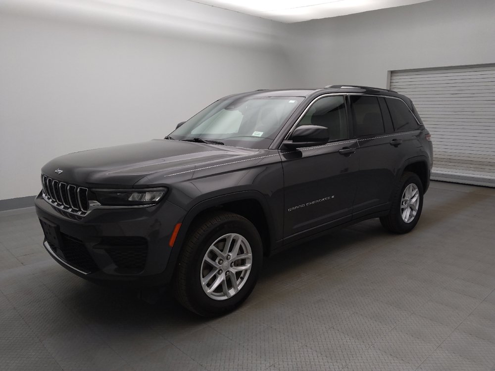 Used 2023 Jeep Grand Cherokee Laredo w/ Luxury Tech Group I AWD/4WD image 2