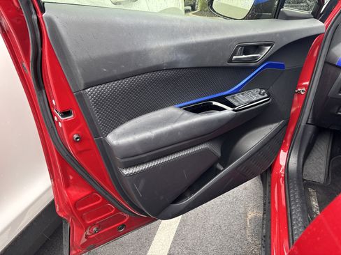 Used 2020 Toyota C-HR XLE FWD image 13