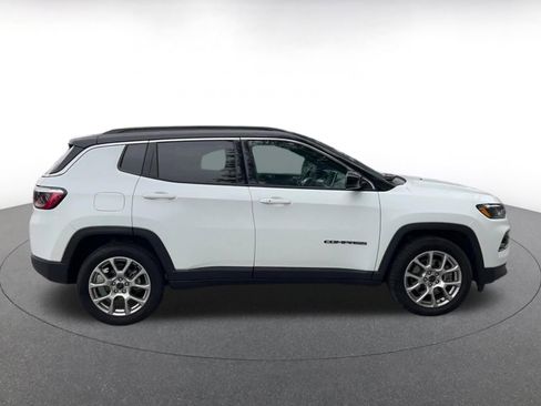 Used 2025 Jeep Compass Limited image 16