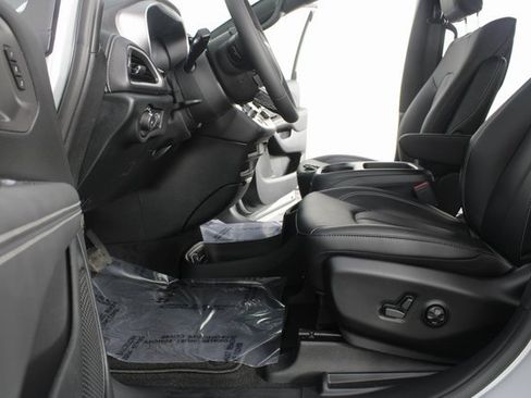 New 2026 Chrysler Pacifica Select image 17