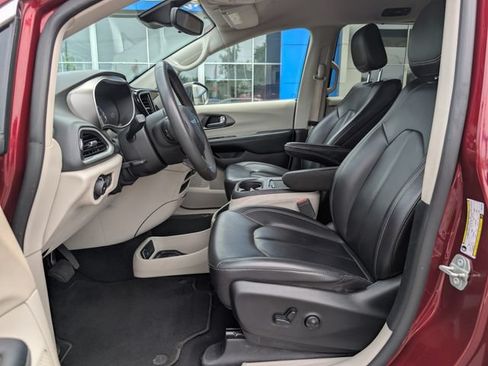 Used 2023 Chrysler Pacifica Touring-L FWD image 10