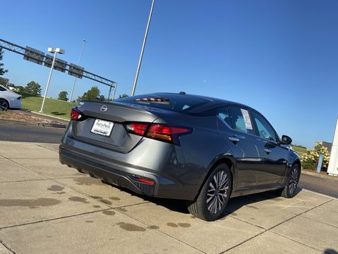 Used 2025 Nissan Altima 2.5 SV FWD image 11