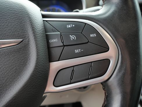 Used 2018 Chrysler Pacifica Touring-L Plus FWD image 29