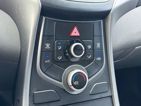 Used 2015 Hyundai Elantra SE w/ Option Group 02 FWD image 10