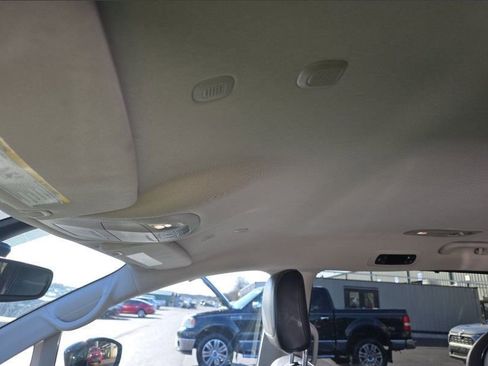 Used 2024 Chrysler Pacifica Touring-L image 11