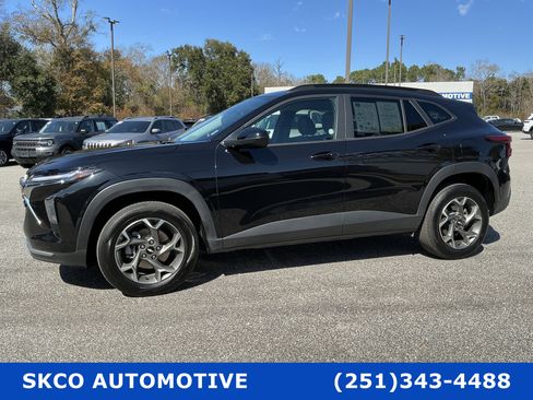 Used 2025 Chevrolet Trax LT w/ LT Convenience Package image 2