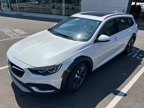 Used 2018 Buick Regal Essence w/ Driver Confidence Package #1 AWD/4WD image 3