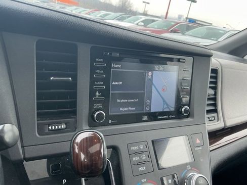 Used 2018 Toyota Sienna Limited Premium image 17