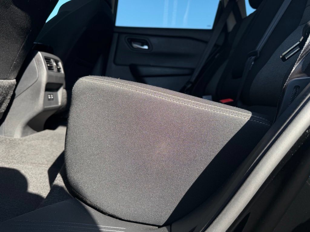 Used 2025 Nissan Rogue SV FWD image 39