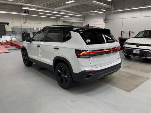 New 2026 Volkswagen Taos SE image 2