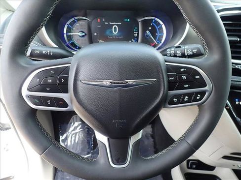 Used 2023 Chrysler Pacifica Touring-L FWD image 15