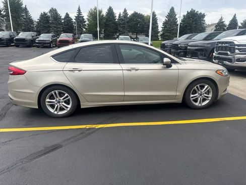 Used 2018 Ford Fusion SE w/ Fusion SE Technology Package FWD image 8