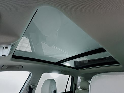 Used 2019 Volkswagen Tiguan SE w/ Panoramic Sunroof Package image 25