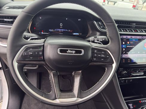 Used 2025 Jeep Grand Cherokee Limited AWD/4WD image 16