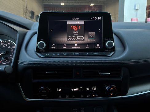 Used 2025 Nissan Rogue SV FWD image 27