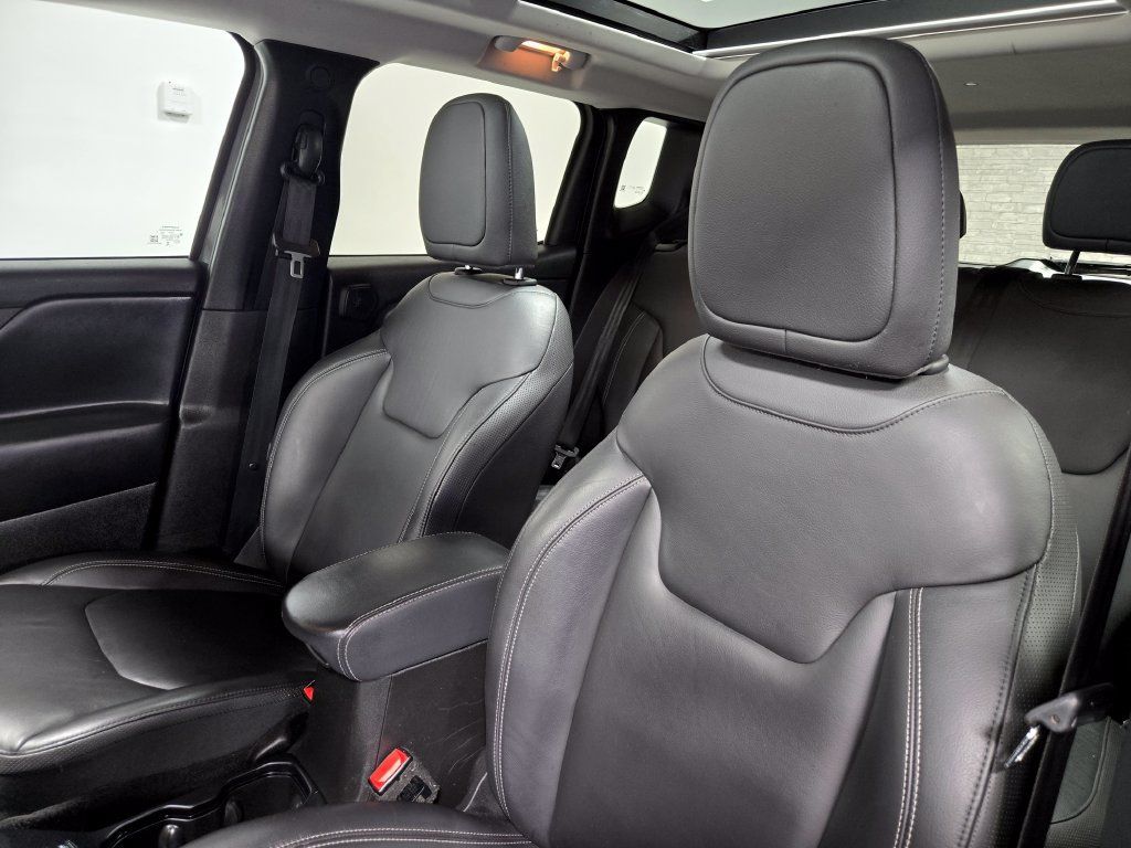 Used 2023 Jeep Renegade Limited w/ Sun/Sound Group AWD/4WD image 12